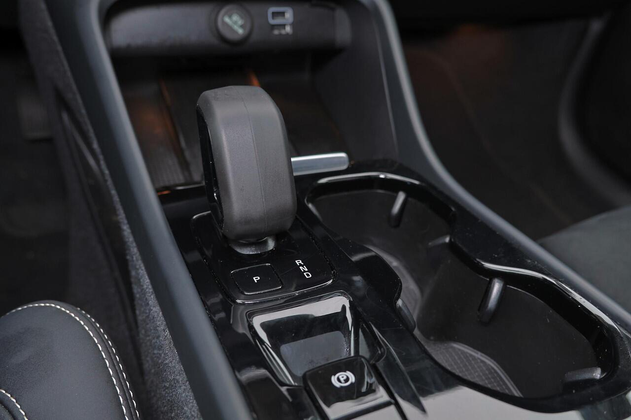 Volvo XC40 T5 Recharge Plus Dark - Panorama/schuifdak - IntelliSafe Assist & Surround - 360º Camera - Harman/Kardon audio - Verwarmde voorstoelen & stuur - Parkeersensoren voor & achter - Elektr. bedienb. voorstoelen met geheugen links - Extra getint glas - 19' LMV