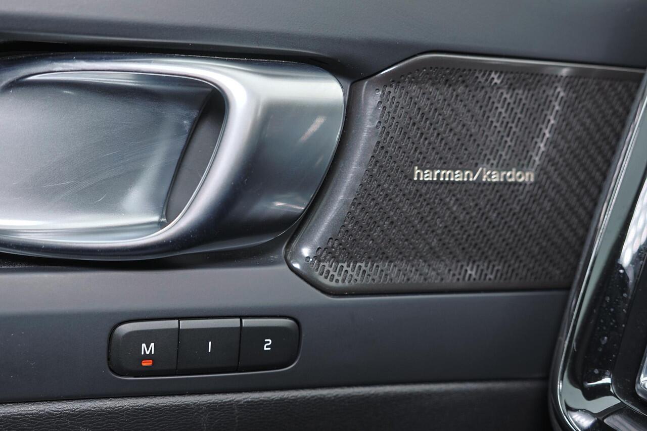 Volvo XC40 T5 Recharge Plus Dark - Panorama/schuifdak - IntelliSafe Assist & Surround - 360º Camera - Harman/Kardon audio - Verwarmde voorstoelen & stuur - Parkeersensoren voor & achter - Elektr. bedienb. voorstoelen met geheugen links - Extra getint glas - 19' LMV