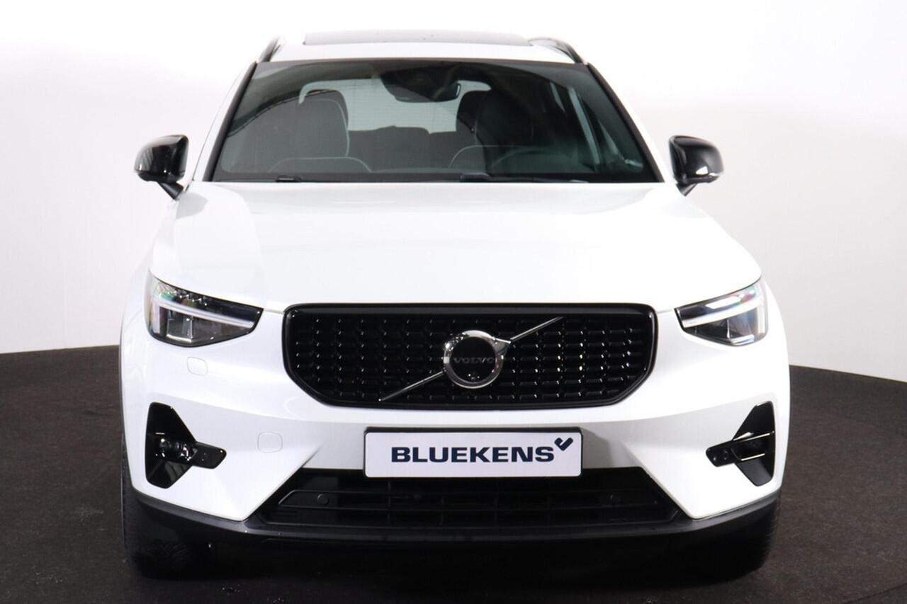 Volvo XC40 T5 Recharge Plus Dark - Panorama/schuifdak - IntelliSafe Assist & Surround - 360º Camera - Harman/Kardon audio - Verwarmde voorstoelen & stuur - Parkeersensoren voor & achter - Elektr. bedienb. voorstoelen met geheugen links - Extra getint glas - 19' LMV