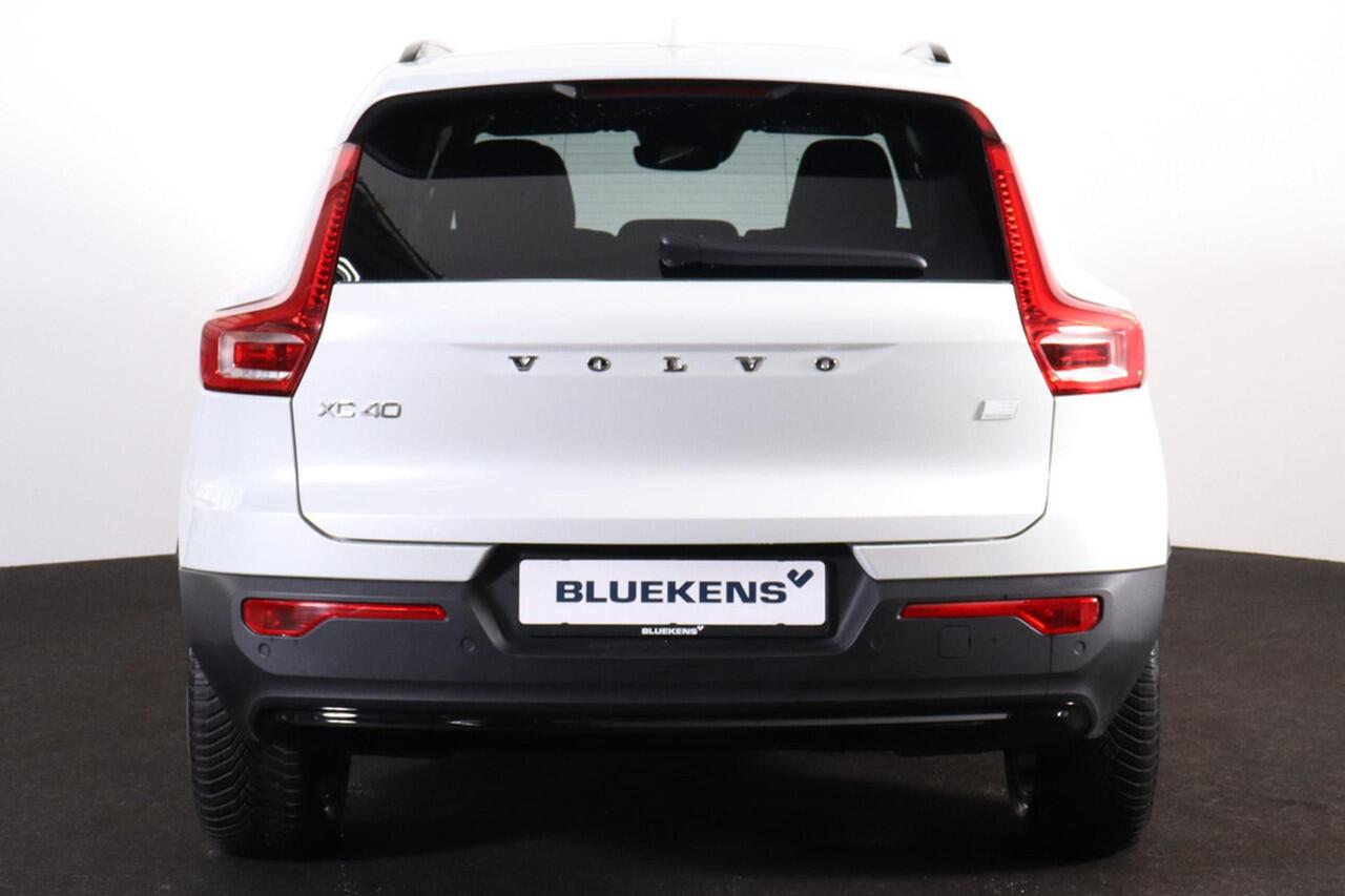 Volvo XC40 T5 Recharge Plus Dark - Panorama/schuifdak - IntelliSafe Assist & Surround - 360º Camera - Harman/Kardon audio - Verwarmde voorstoelen & stuur - Parkeersensoren voor & achter - Elektr. bedienb. voorstoelen met geheugen links - Extra getint glas - 19' LMV