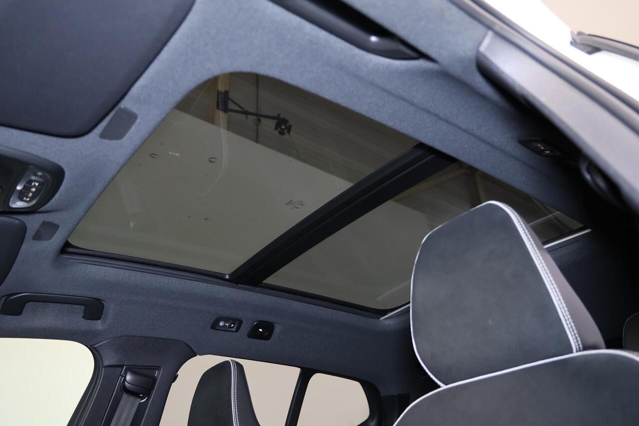 Volvo XC40 T5 Recharge Plus Dark - Panorama/schuifdak - IntelliSafe Assist & Surround - 360º Camera - Harman/Kardon audio - Verwarmde voorstoelen & stuur - Parkeersensoren voor & achter - Elektr. bedienb. voorstoelen met geheugen links - Extra getint glas - 19' LMV