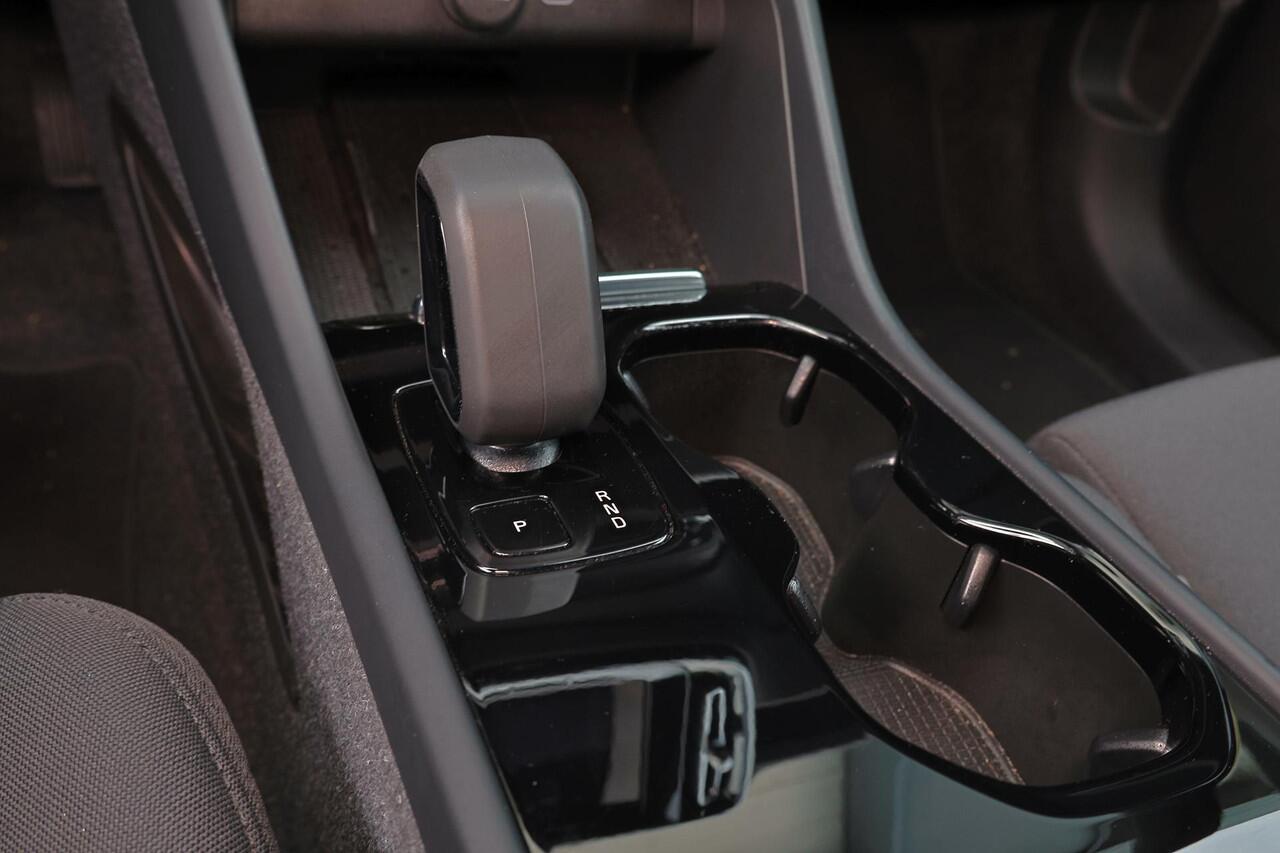 Volvo XC40 Recharge Plus 70 kWh - IntelliSafe Assist & Surround - Parkeercamera achter - Verwarmde voorstoelen & stuur - Parkeersensoren voor & achter - Draadloze tel. lader - Warmtepomp - Elektr. inklapbare trekhaak - 19' LMV