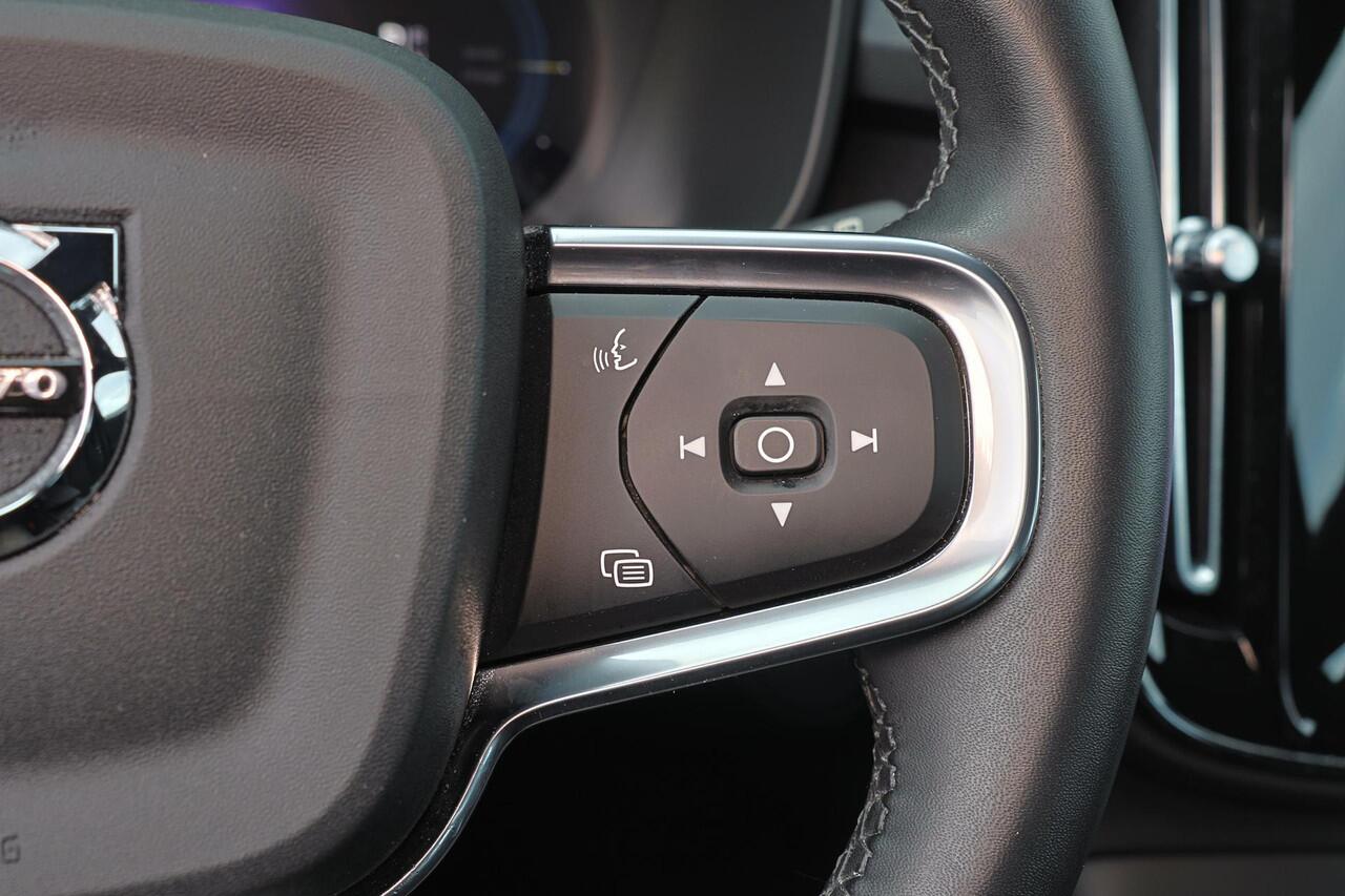 Volvo XC40 Recharge Plus 70 kWh - IntelliSafe Assist & Surround - Parkeercamera achter - Verwarmde voorstoelen & stuur - Parkeersensoren voor & achter - Draadloze tel. lader - Warmtepomp - Elektr. inklapbare trekhaak - 19' LMV