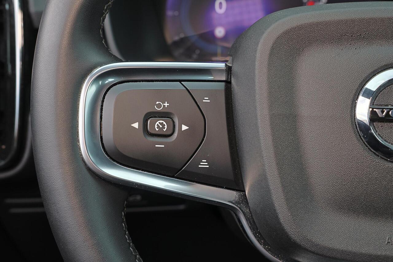 Volvo XC40 Recharge Plus 70 kWh - IntelliSafe Assist & Surround - Parkeercamera achter - Verwarmde voorstoelen & stuur - Parkeersensoren voor & achter - Draadloze tel. lader - Warmtepomp - Elektr. inklapbare trekhaak - 19' LMV