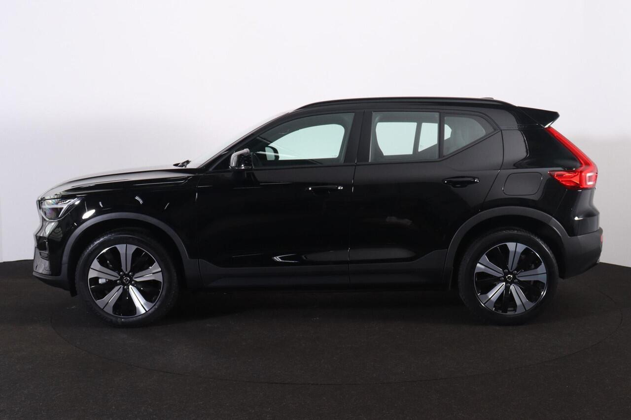 Volvo XC40 Recharge Plus 70 kWh - IntelliSafe Assist & Surround - Parkeercamera achter - Verwarmde voorstoelen & stuur - Parkeersensoren voor & achter - Draadloze tel. lader - Warmtepomp - Elektr. inklapbare trekhaak - 19' LMV