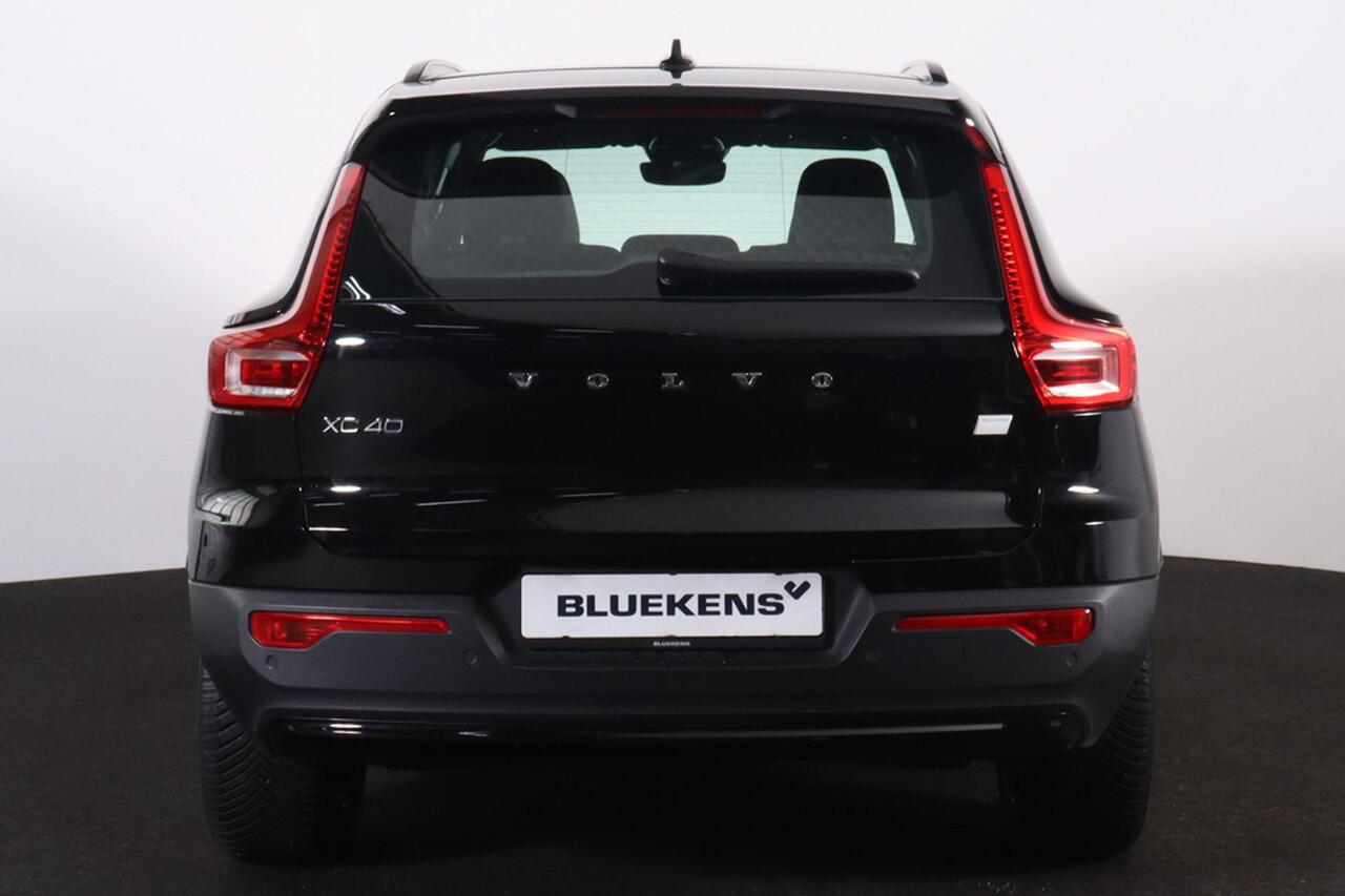 Volvo XC40 Recharge Plus 70 kWh - IntelliSafe Assist & Surround - Parkeercamera achter - Verwarmde voorstoelen & stuur - Parkeersensoren voor & achter - Draadloze tel. lader - Warmtepomp - Elektr. inklapbare trekhaak - 19' LMV