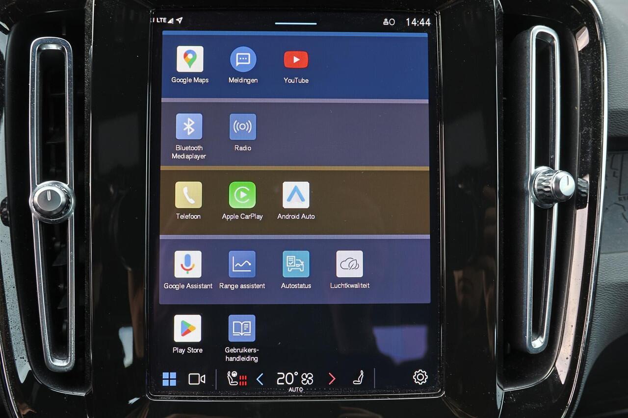 Volvo XC40 Recharge Plus 70 kWh - IntelliSafe Assist & Surround - Parkeercamera achter - Verwarmde voorstoelen & stuur - Parkeersensoren voor & achter - Draadloze tel. lader - Warmtepomp - Elektr. inklapbare trekhaak - 19' LMV