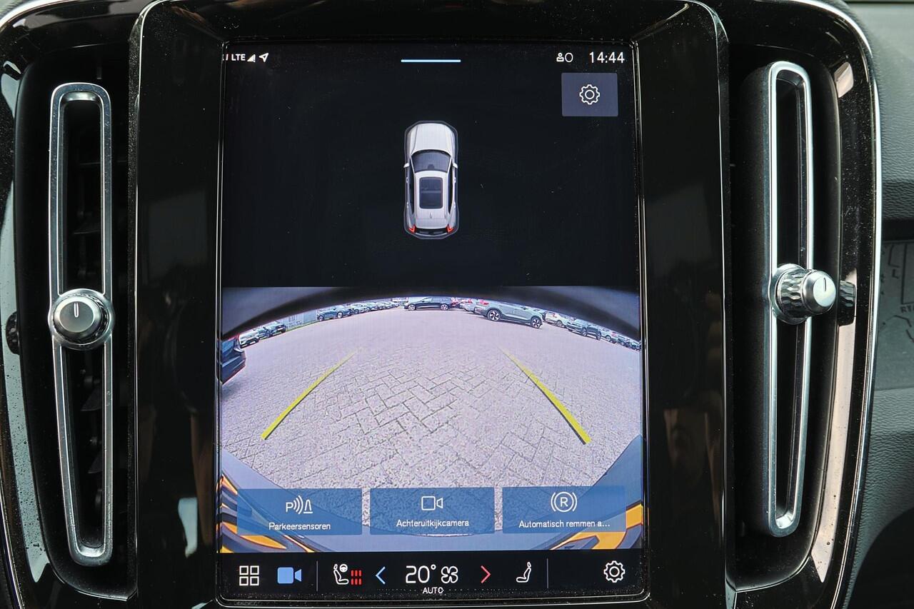 Volvo XC40 Recharge Plus 70 kWh - IntelliSafe Assist & Surround - Parkeercamera achter - Verwarmde voorstoelen & stuur - Parkeersensoren voor & achter - Draadloze tel. lader - Warmtepomp - Elektr. inklapbare trekhaak - 19' LMV
