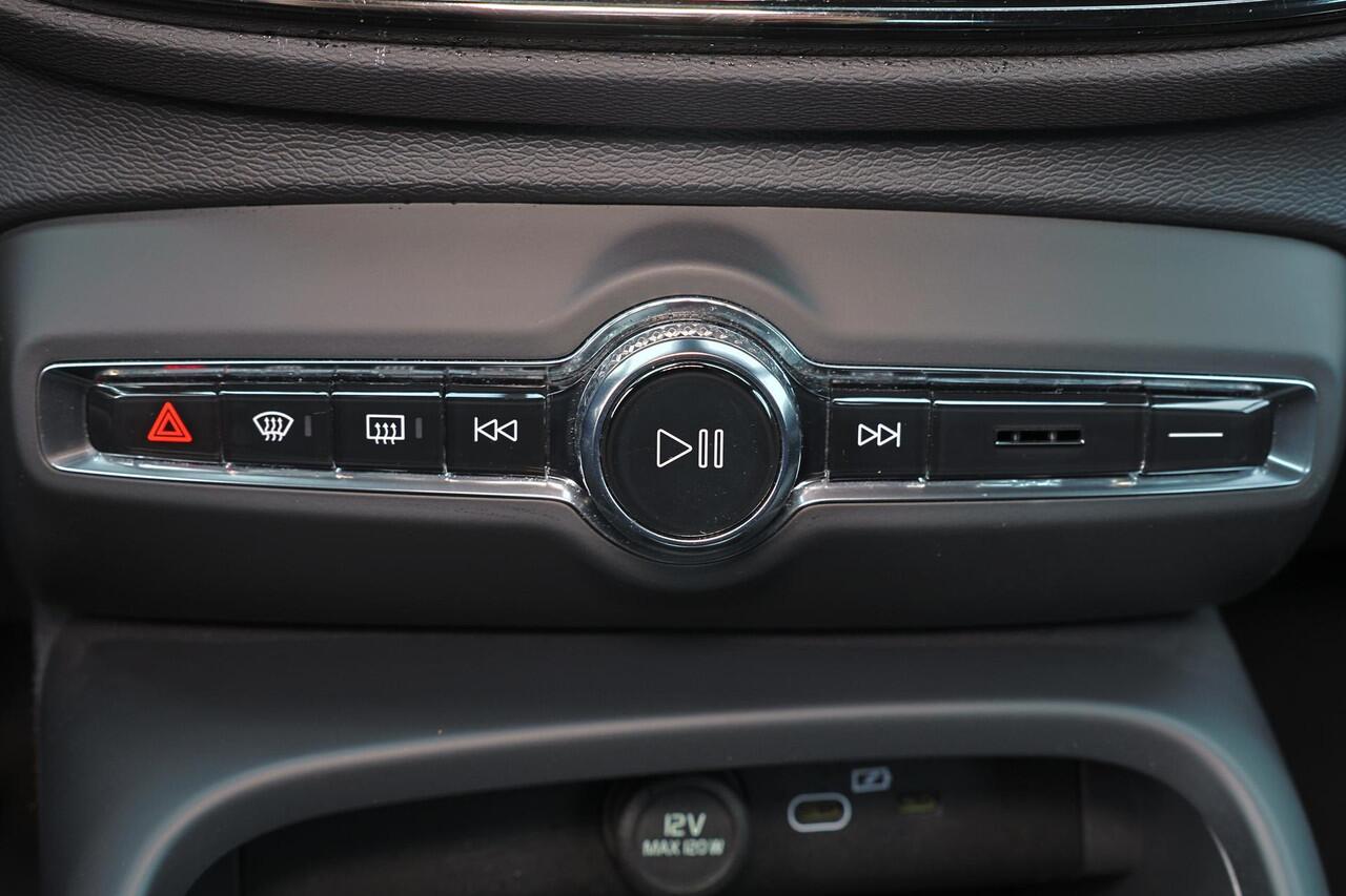 Volvo XC40 Recharge Plus 70 kWh - IntelliSafe Assist & Surround - Parkeercamera achter - Verwarmde voorstoelen & stuur - Parkeersensoren voor & achter - Draadloze tel. lader - Warmtepomp - Elektr. inklapbare trekhaak - 19' LMV