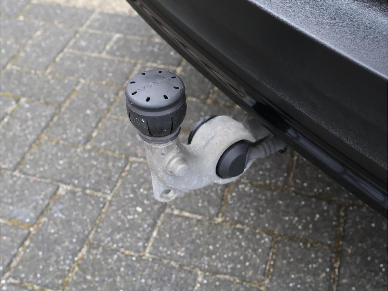 Volvo XC40 B3 Plus Dark | Trekhaak | Dealer onderhouden