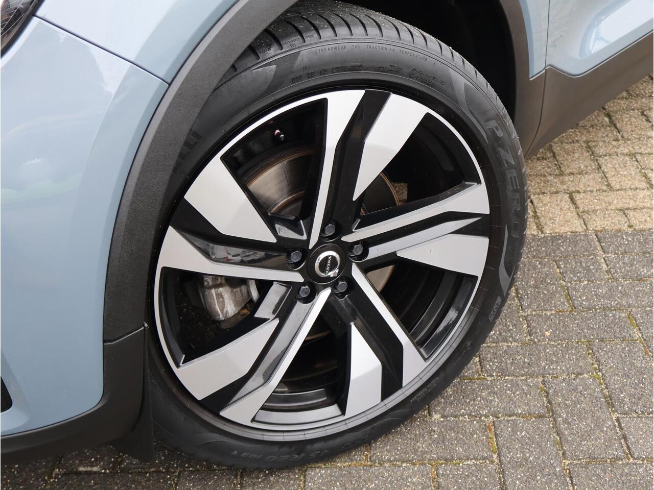 Volvo XC40 B3 Plus Dark | Trekhaak | Dealer onderhouden