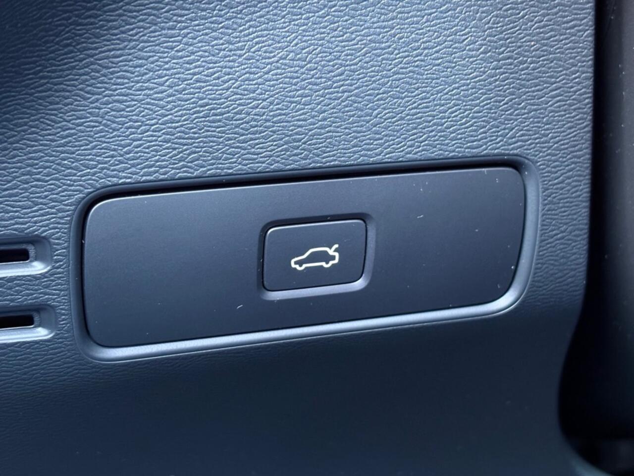 Volvo XC40 2.0 B4 PLUS-DARK FACELIFT 197PK AUT. LEER MEMORY HARMAN KARDON NAVI CAMERA LMV