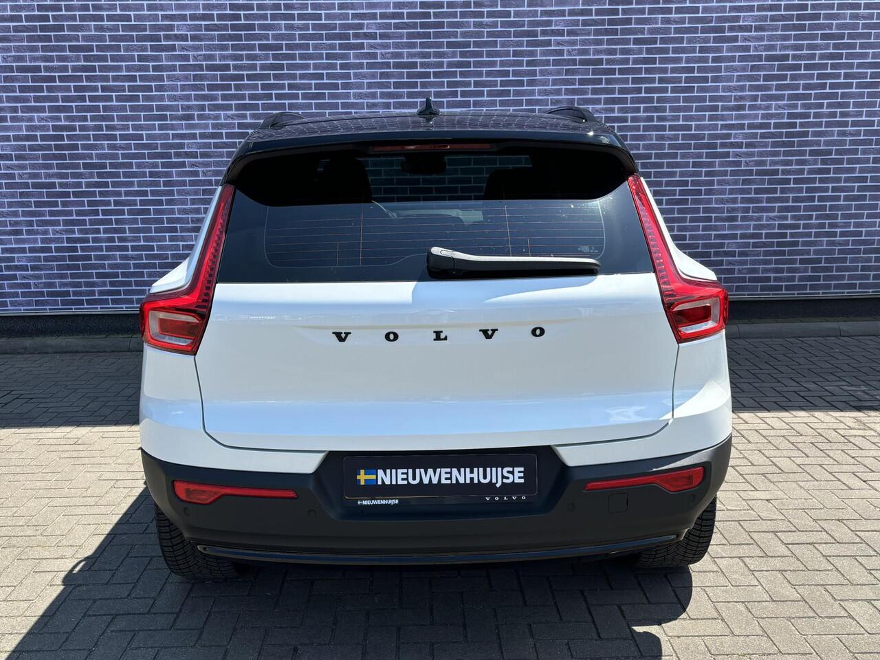 Volvo XC40 Single Motor Extended Range Plus | Black pack | Warmtepomp | Google Maps | Keyless entry | 20" LM velgen