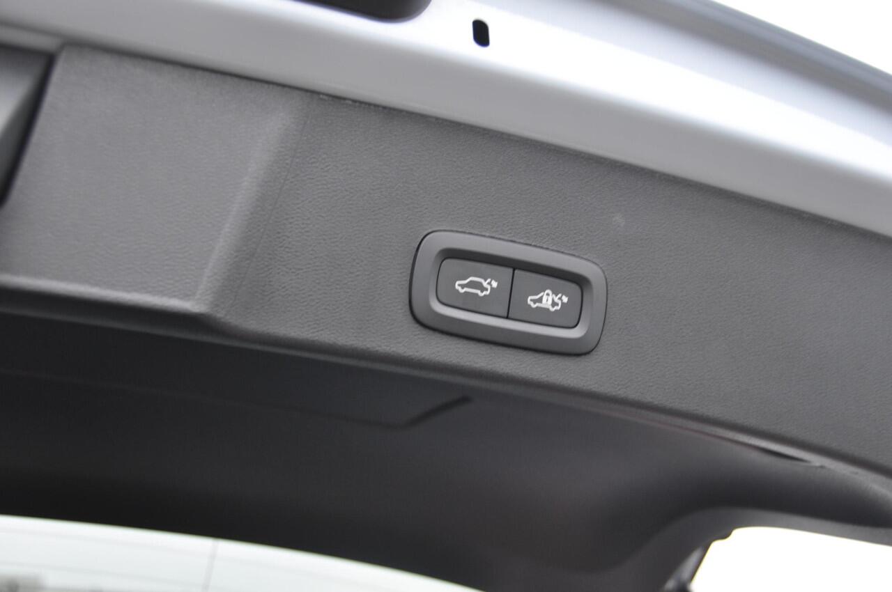 Volvo XC40 B4 211PK Automaat Plus Dark / Adaptive cruise control / Elektrische stoelen / Harman Kardon audio / Pilot assist / BLIS / Stoel en stuur verwarming / Elektrische achterklep / Parkeersensoren met 360 camera / Google infotainment