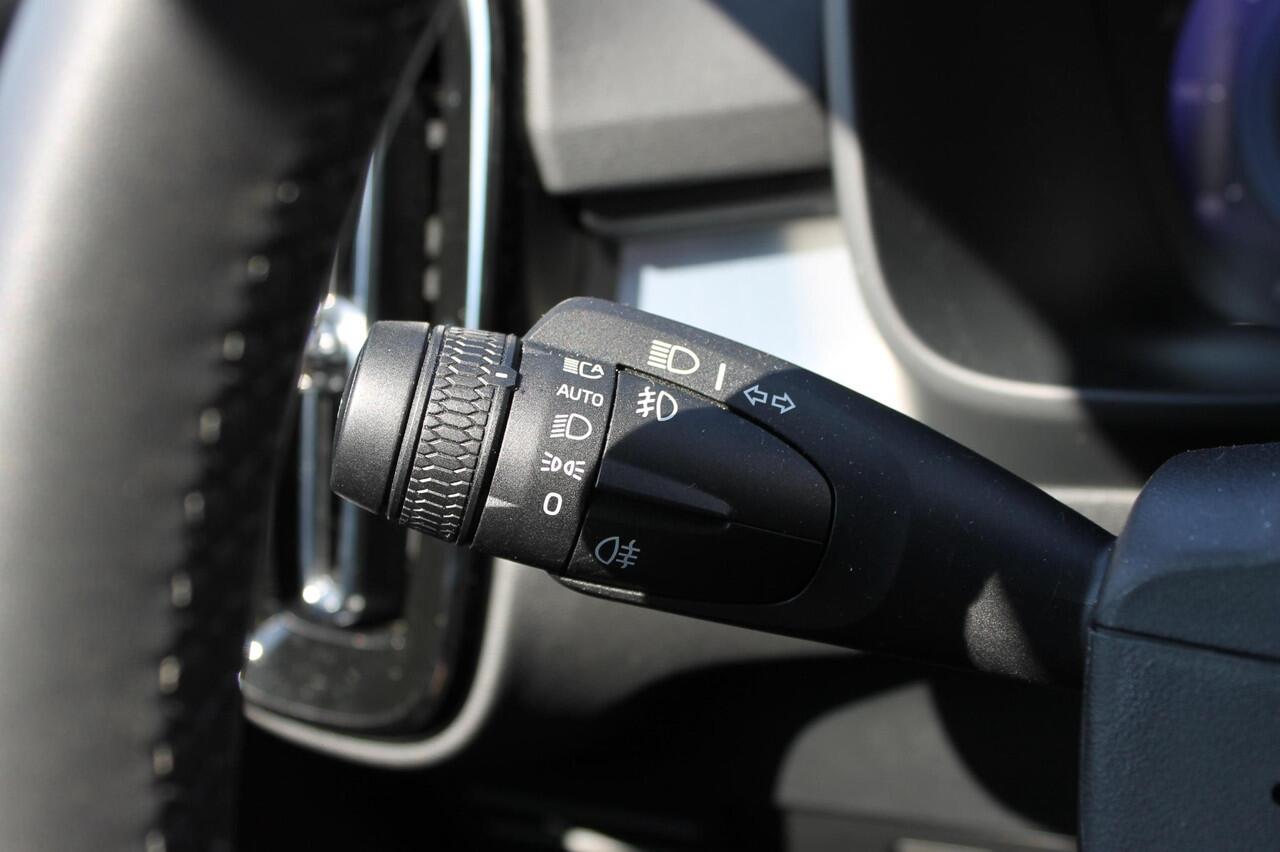 Volvo XC40 B4 211PK Automaat Plus Dark Adaptieve Cruise Control / Semi elektrisch wegklapbare trekhaak / Verwarmbare voorruit / Google Infotainment / Blis / Parkeersensoren voor en achter met parkeercamera