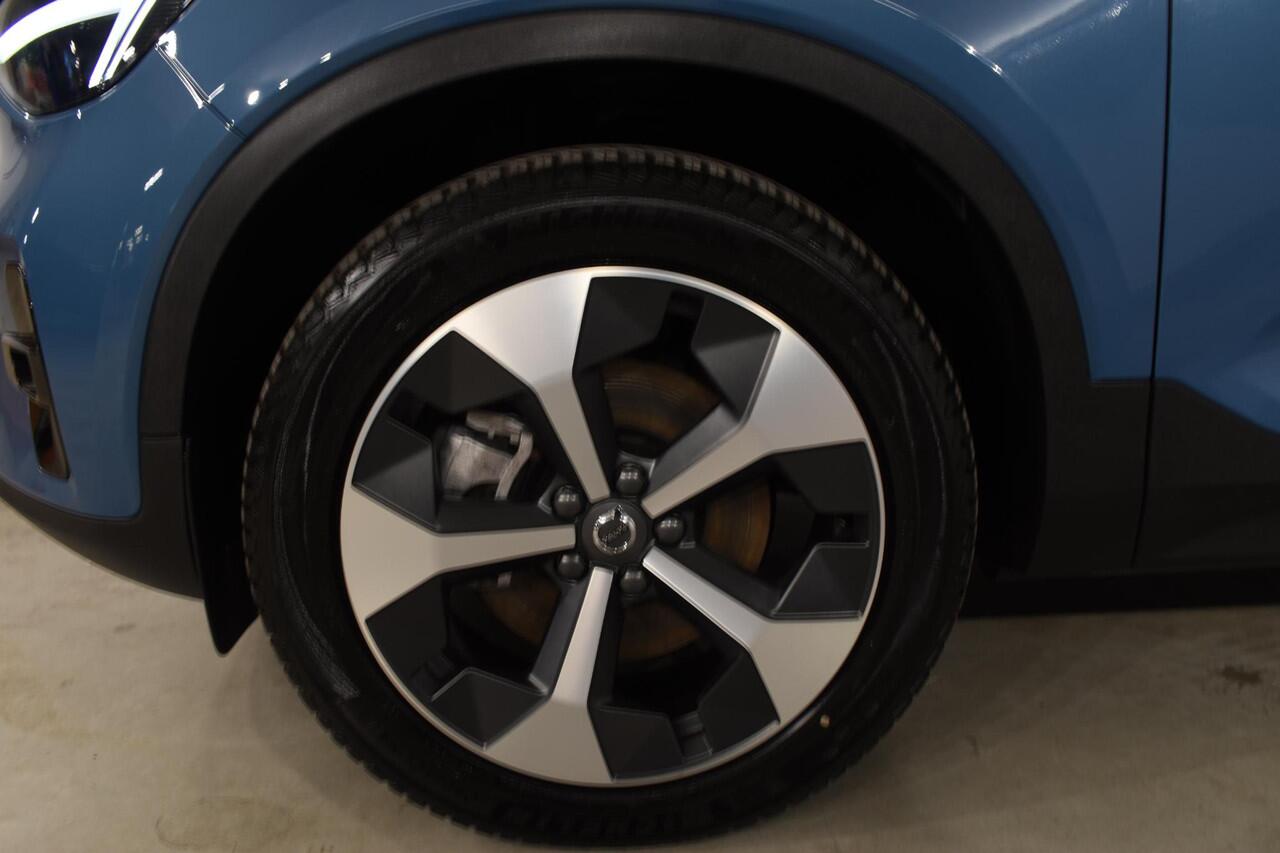 Volvo XC40 B4 211PK Automaat Plus Dark / Climate pack / Donker getint glas / 19'' velgen / Adaptieve cruise control / DAB+ / El. Achterklep