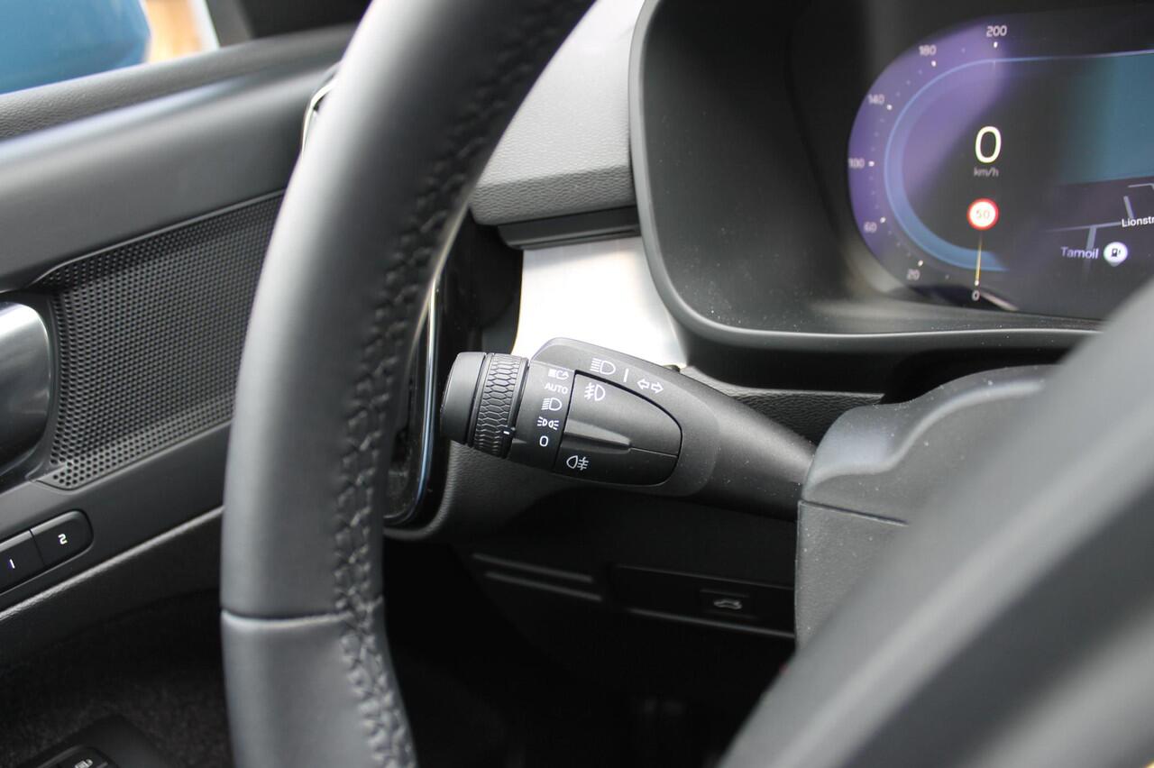 Volvo XC40 B3 177PK Automaat Core Google infotainment / Draadloos telefoon opladen / Elektrisch bedienbare bestuurdersstoel met geheugen / Adaptieve Cruise Control