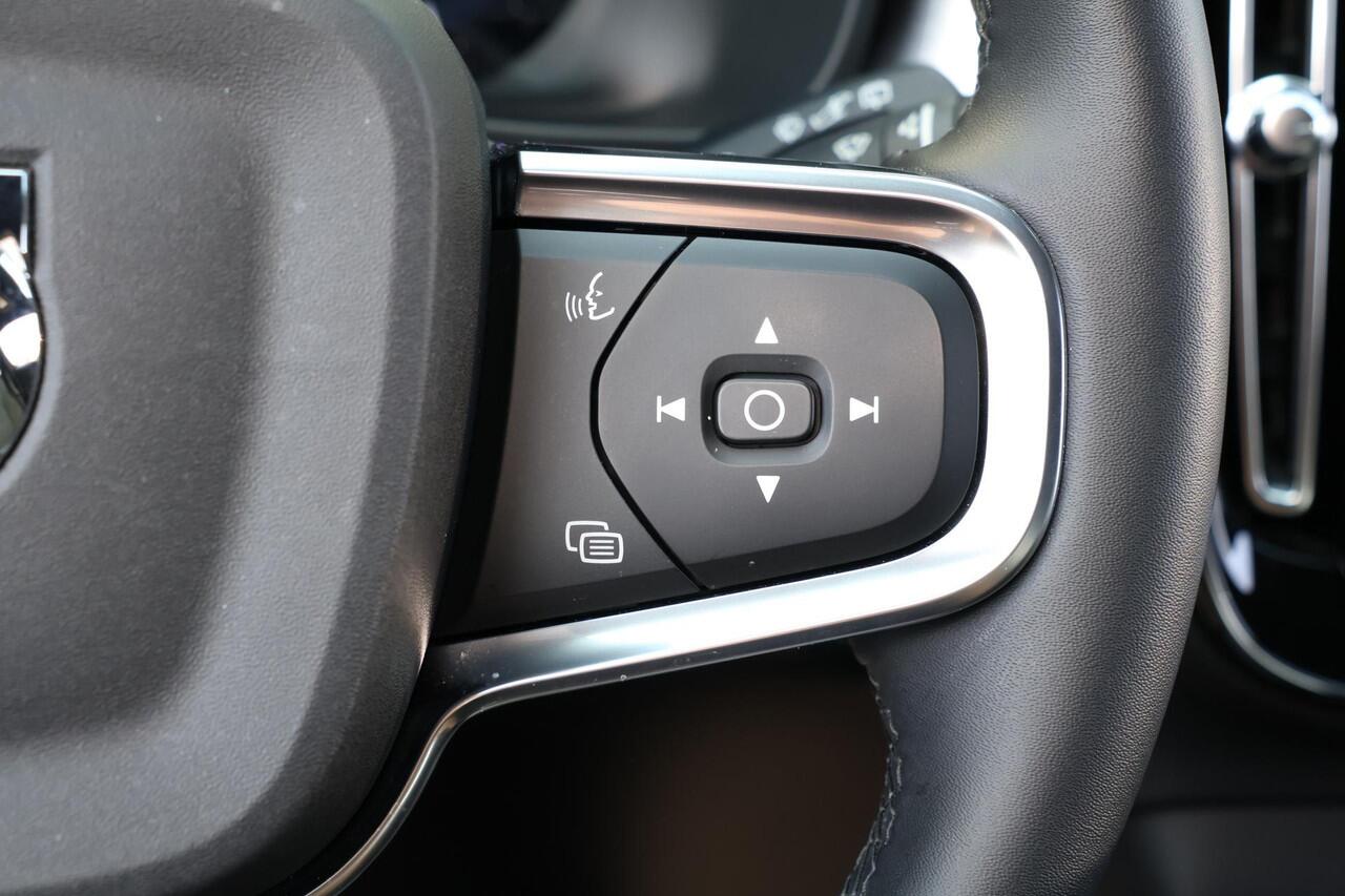 Volvo XC40 B3 Plus Dark - IntelliSafe Assist & Surround - Harman/Kardon audio - Parkeercamera achter - Verwarmde voorstoelen & stuur - Parkeersensoren voor & achter - Elektr. bedienb. voorstoelen met geheugen links - Draadloze tel. lader - Extra getint glas - 18' LM