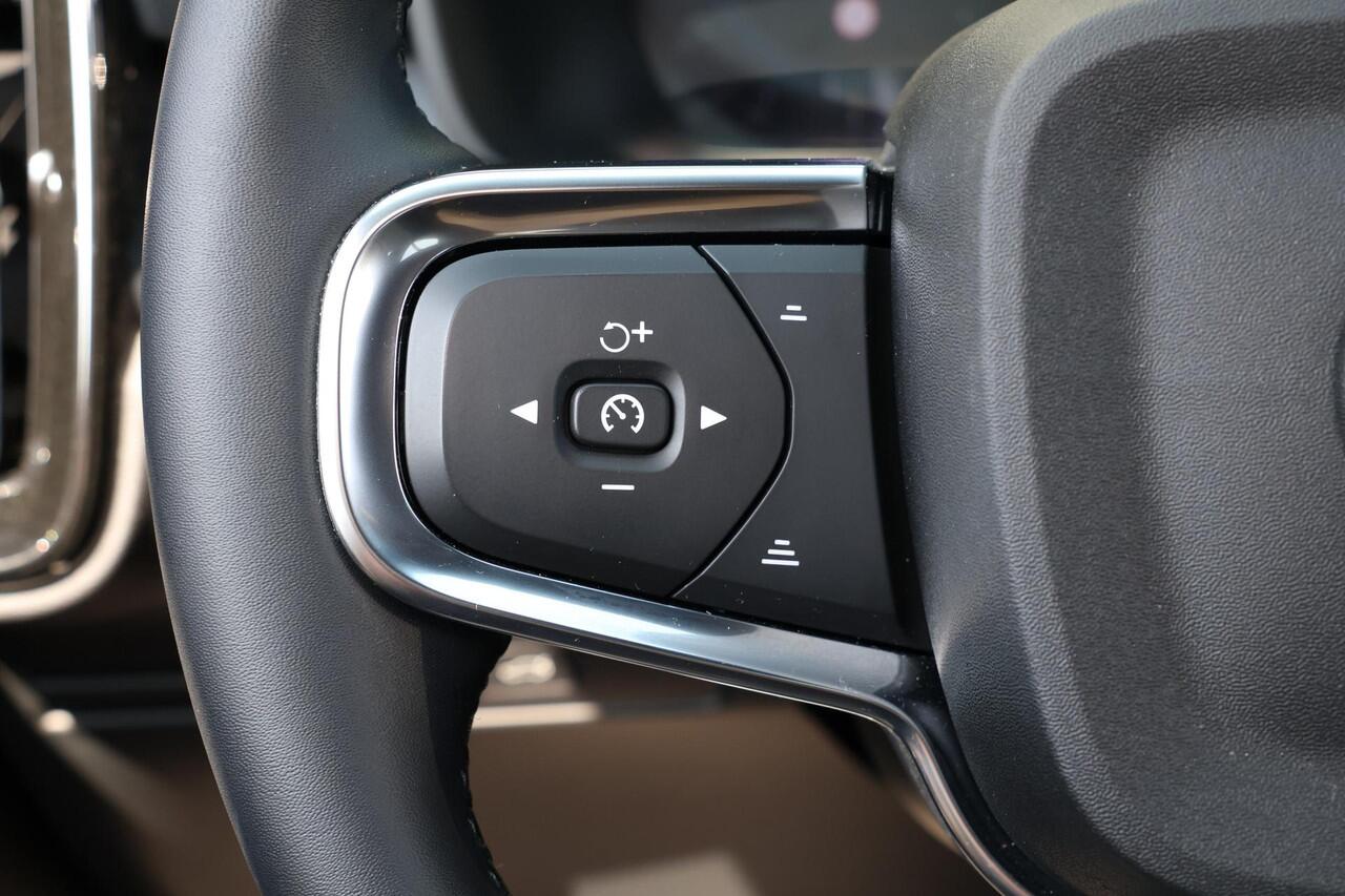 Volvo XC40 B3 Plus Dark - IntelliSafe Assist & Surround - Harman/Kardon audio - Parkeercamera achter - Verwarmde voorstoelen & stuur - Parkeersensoren voor & achter - Elektr. bedienb. voorstoelen met geheugen links - Draadloze tel. lader - Extra getint glas - 18' LM