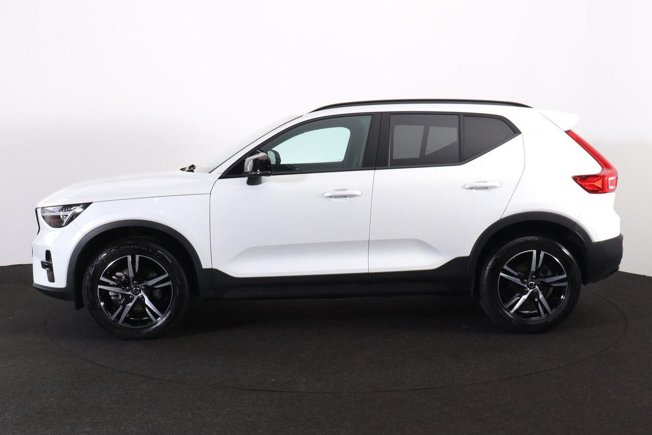 Volvo XC40 B3 Plus Dark - IntelliSafe Assist & Surround - Harman/Kardon audio - Parkeercamera achter - Verwarmde voorstoelen & stuur - Parkeersensoren voor & achter - Elektr. bedienb. voorstoelen met geheugen links - Draadloze tel. lader - Extra getint glas - 18' LM