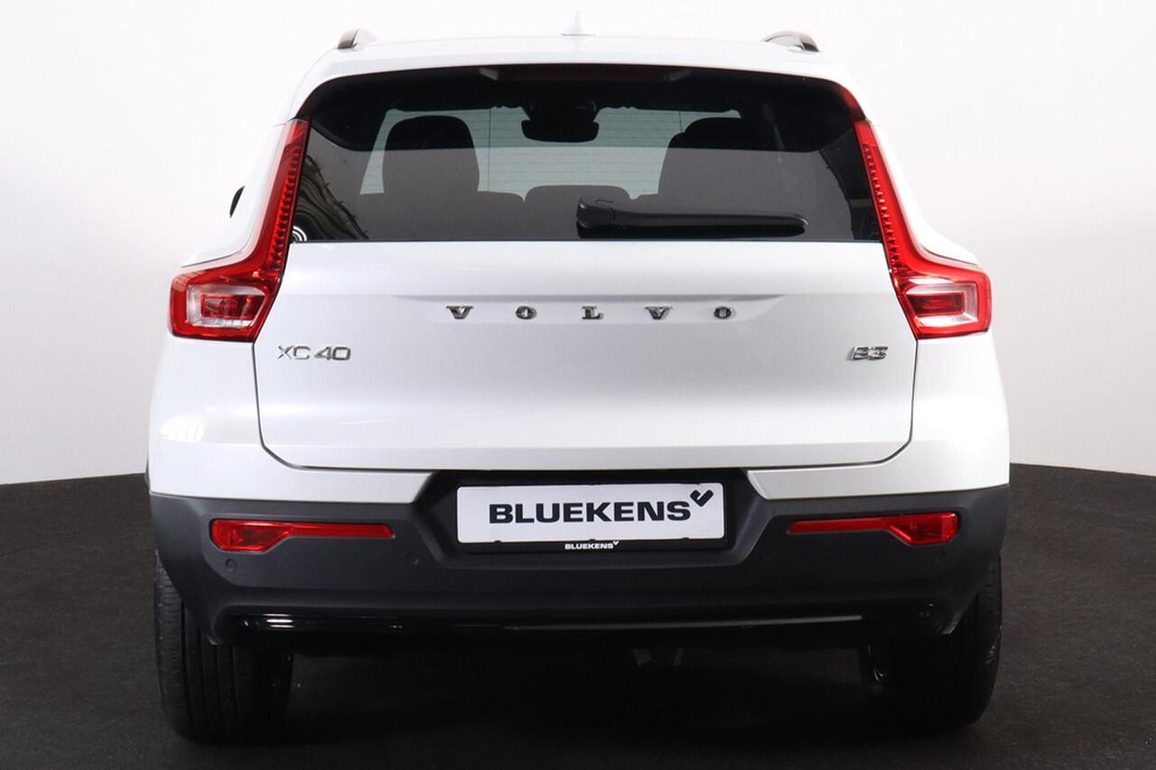Volvo XC40 B3 Plus Dark - IntelliSafe Assist & Surround - Harman/Kardon audio - Parkeercamera achter - Verwarmde voorstoelen & stuur - Parkeersensoren voor & achter - Elektr. bedienb. voorstoelen met geheugen links - Draadloze tel. lader - Extra getint glas - 18' LM