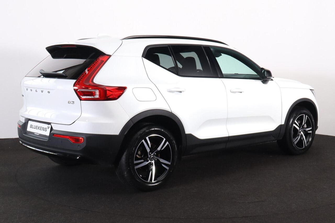 Volvo XC40 B3 Plus Dark - IntelliSafe Assist & Surround - Harman/Kardon audio - Parkeercamera achter - Verwarmde voorstoelen & stuur - Parkeersensoren voor & achter - Elektr. bedienb. voorstoelen met geheugen links - Draadloze tel. lader - Extra getint glas - 18' LM