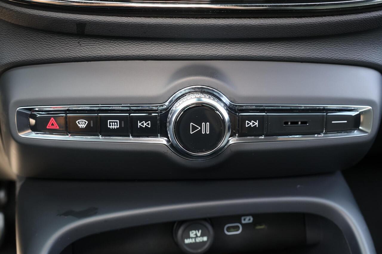 Volvo XC40 B3 Plus Dark - IntelliSafe Assist & Surround - Harman/Kardon audio - Parkeercamera achter - Verwarmde voorstoelen & stuur - Parkeersensoren voor & achter - Elektr. bedienb. voorstoelen met geheugen links - Draadloze tel. lader - Extra getint glas - 18' LM