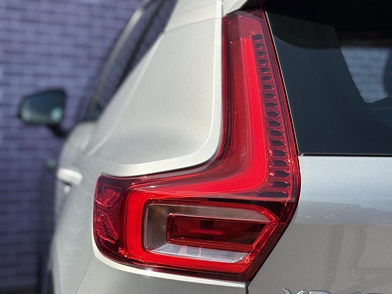 Volvo XC40 2.0 B4 Plus Dark | Trekhaak | Memory | Zitting verlengers | parkeersensoren vóór en achter | camera | Google auto | Full LED | verwarmde voorstoelen en stuurwiel | trekgewicht 2000KG! |