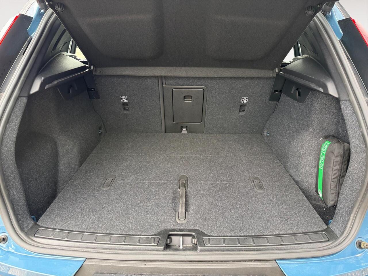 Volvo XC40 Single Motor Extended Range Plus 82 kWh | Trekhaak | Stoelverwarming | Keyless Entry | Achteruitrijcamera |