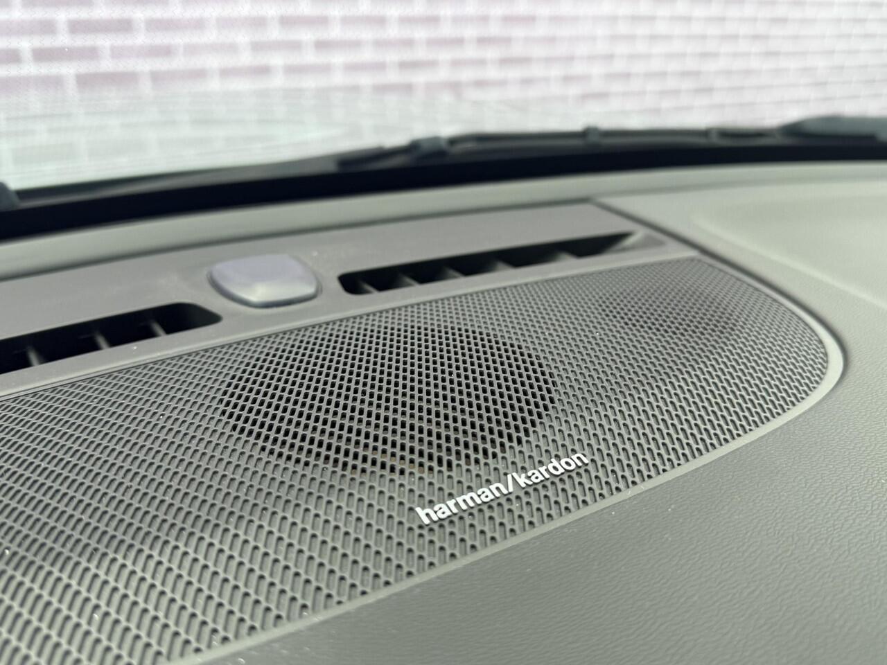 Volvo XC40 2.0 B4 Plus Dark | Trekhaak | Memory | Zitting verlengers | parkeersensoren vóór en achter | camera | Google auto | Full LED | verwarmde voorstoelen en stuurwiel | trekgewicht 2000KG! |