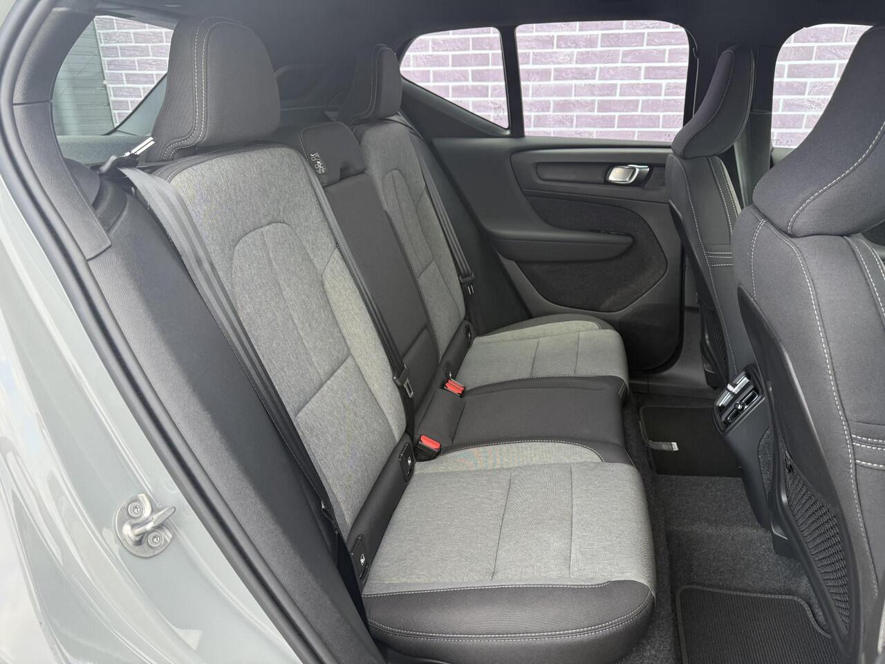 Volvo XC40 2.0 B4 Plus Dark | Trekhaak | Memory | Zitting verlengers | parkeersensoren vóór en achter | camera | Google auto | Full LED | verwarmde voorstoelen en stuurwiel | trekgewicht 2000KG! |