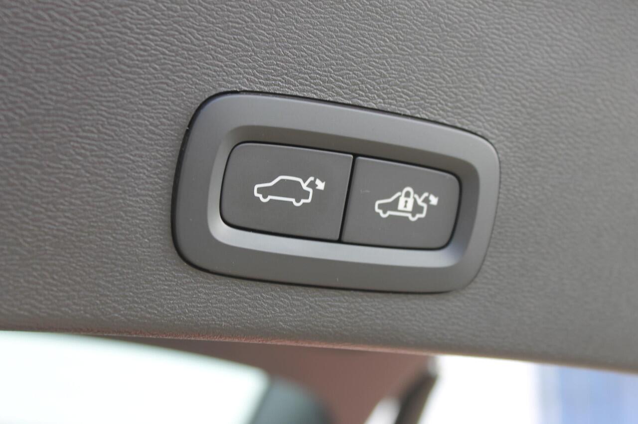 Volvo XC40 2.0 B4 Plus Dark Google Infotainment / Semi elektrisch wegklapbare trekhaak / Verwarmbare voorruit / Harman Kardon Audio installatie / Elektrisch bedienbare voorstoelen