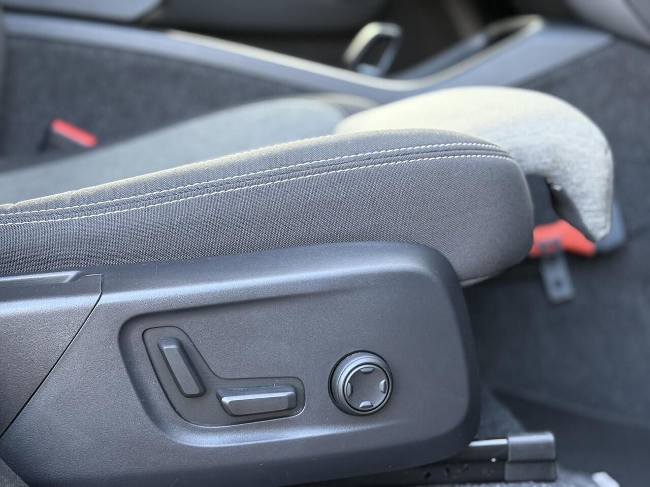 Volvo XC40 2.0 B4 Plus Dark | Trekhaak | Memory | Zitting verlengers | parkeersensoren vóór en achter | camera | Google auto | Full LED | verwarmde voorstoelen en stuurwiel | trekgewicht 2000KG! |