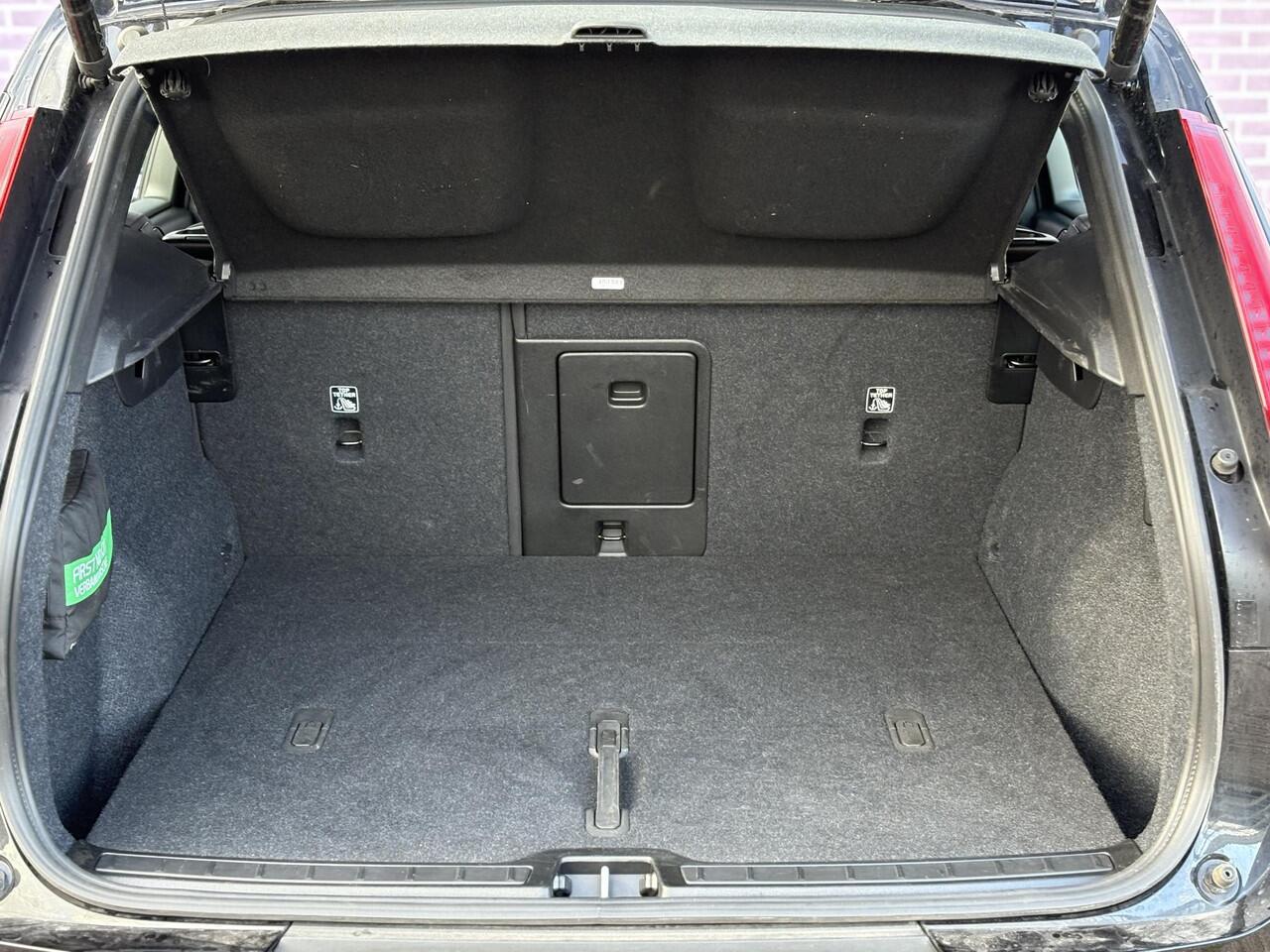 Volvo XC40 2.0 B4 Plus Dark | Trekhaak | Memory | Zitting verlengers | parkeersensoren vóór en achter | camera | Google auto | Full LED | verwarmde voorstoelen en stuurwiel | trekgewicht 2000KG! |