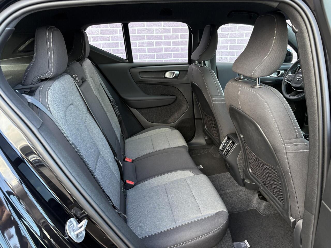 Volvo XC40 2.0 B4 Plus Dark | Trekhaak | Memory | Zitting verlengers | parkeersensoren vóór en achter | camera | Google auto | Full LED | verwarmde voorstoelen en stuurwiel | trekgewicht 2000KG! |