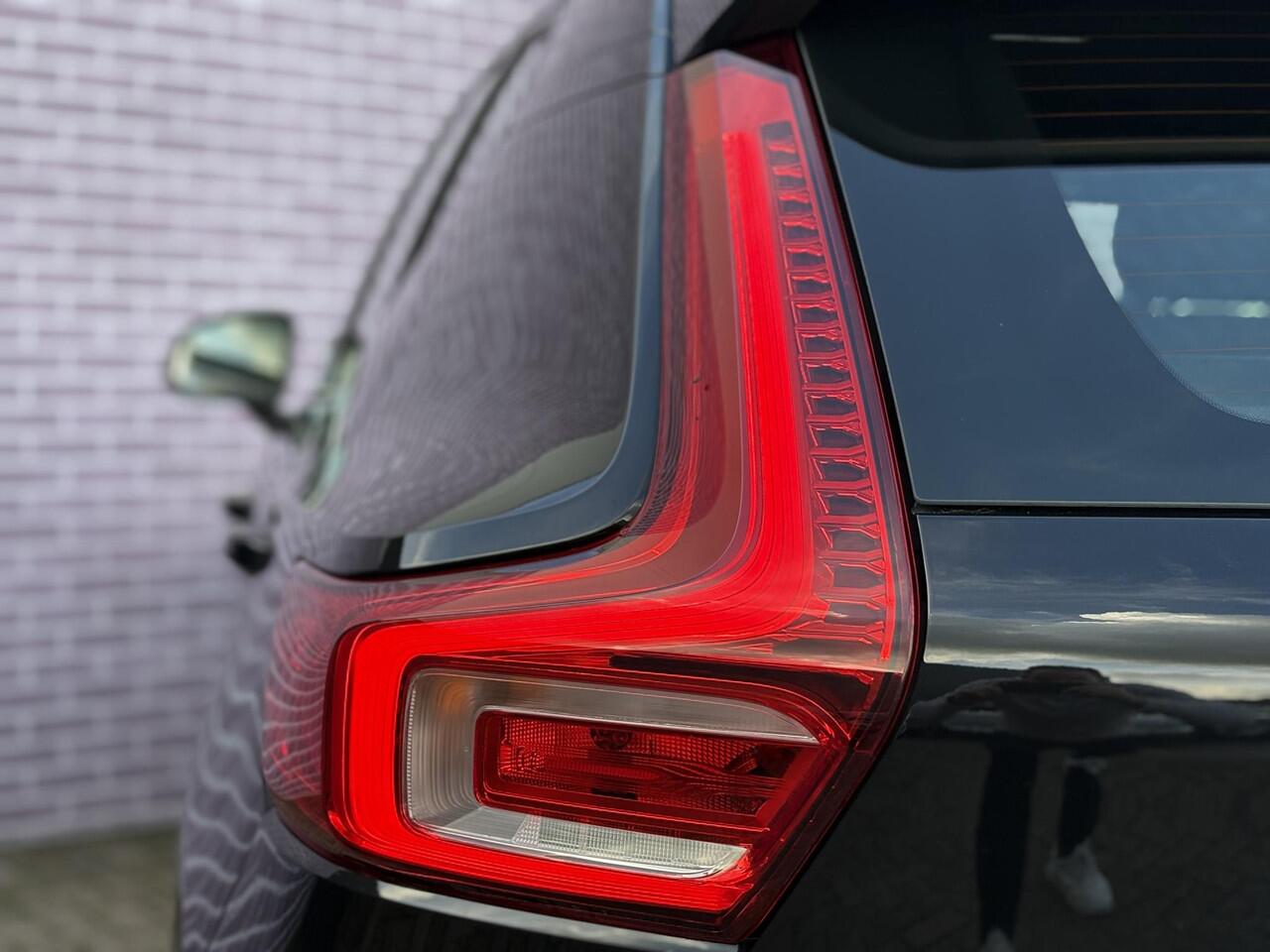 Volvo XC40 2.0 B4 Plus Dark | Trekhaak | Memory | Zitting verlengers | parkeersensoren vóór en achter | camera | Google auto | Full LED | verwarmde voorstoelen en stuurwiel | trekgewicht 2000KG! |