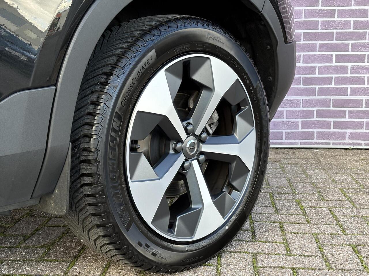 Volvo XC40 2.0 B4 Plus Dark | Trekhaak | Memory | Zitting verlengers | parkeersensoren vóór en achter | camera | Google auto | Full LED | verwarmde voorstoelen en stuurwiel | trekgewicht 2000KG! |