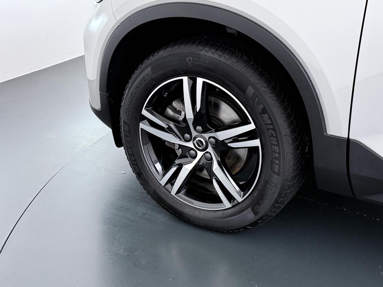 Volvo XC40 2.0 B4 Plus Dark Harman Kardon | Memory | Trekhaak | Camera | NL Auto |