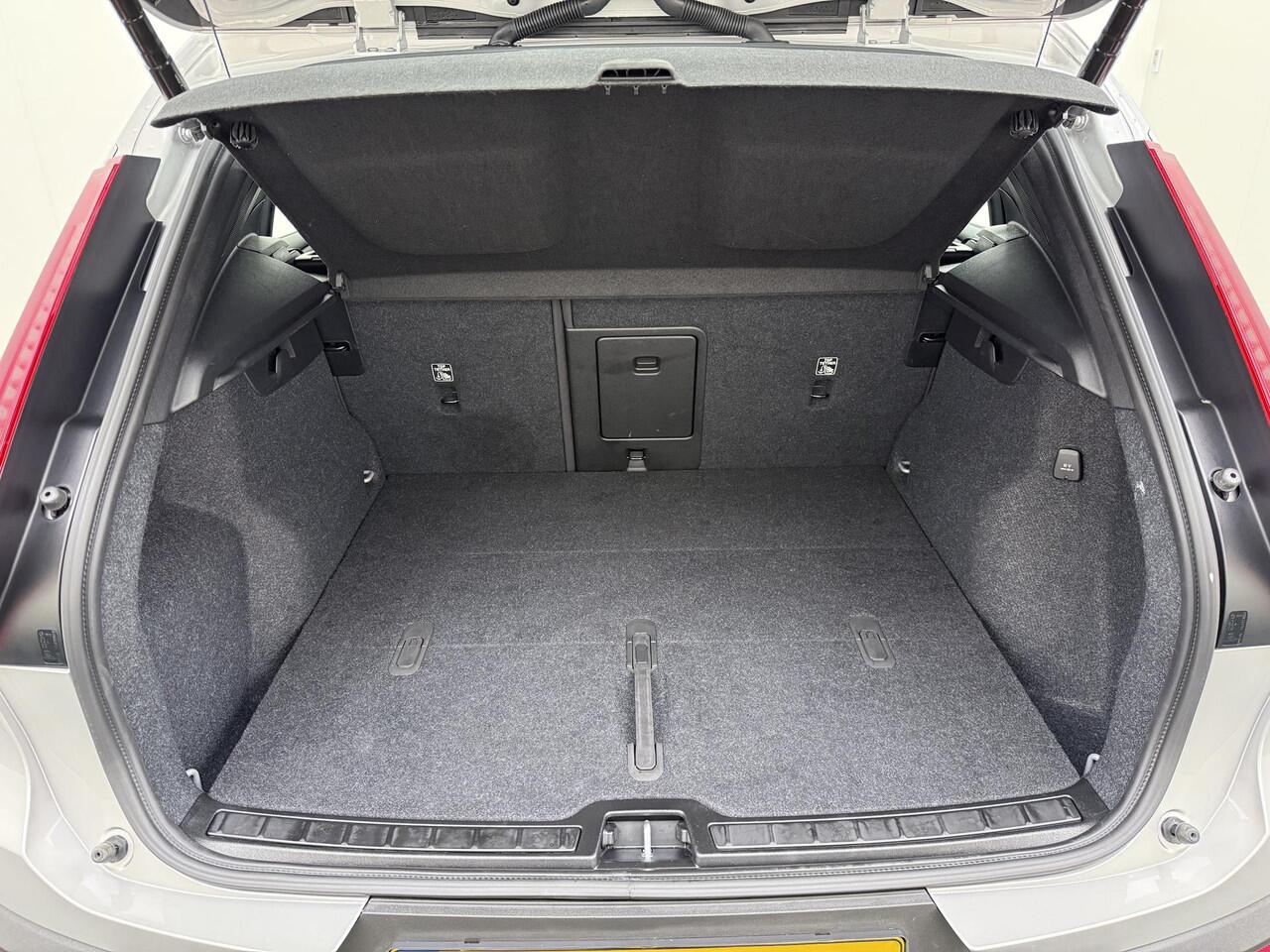 Volvo XC40 2.0 B4 Plus Dark Harman Kardon | Memory | Trekhaak | Camera | NL Auto |