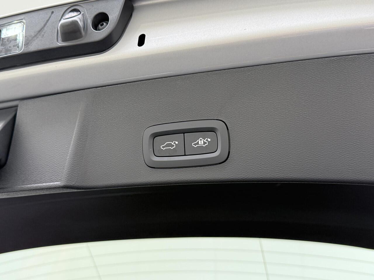 Volvo XC40 2.0 B4 Plus Dark Harman Kardon | Memory | Trekhaak | Camera | NL Auto |