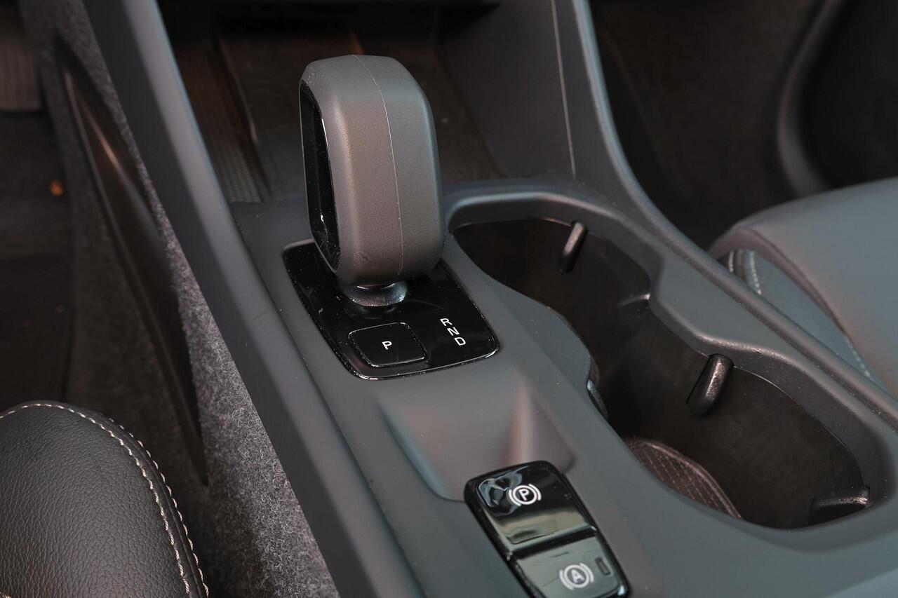 Volvo XC40 B3 Core - IntelliSafe Assist & Surround - 360º Camera - Verwarmde voorstoelen & stuur - Parkeersensoren voor & achter - Elektr. bedienb. voorstoelen met geheugen links - Draadloze tel. lader - Extra getint glas - 19' LMV