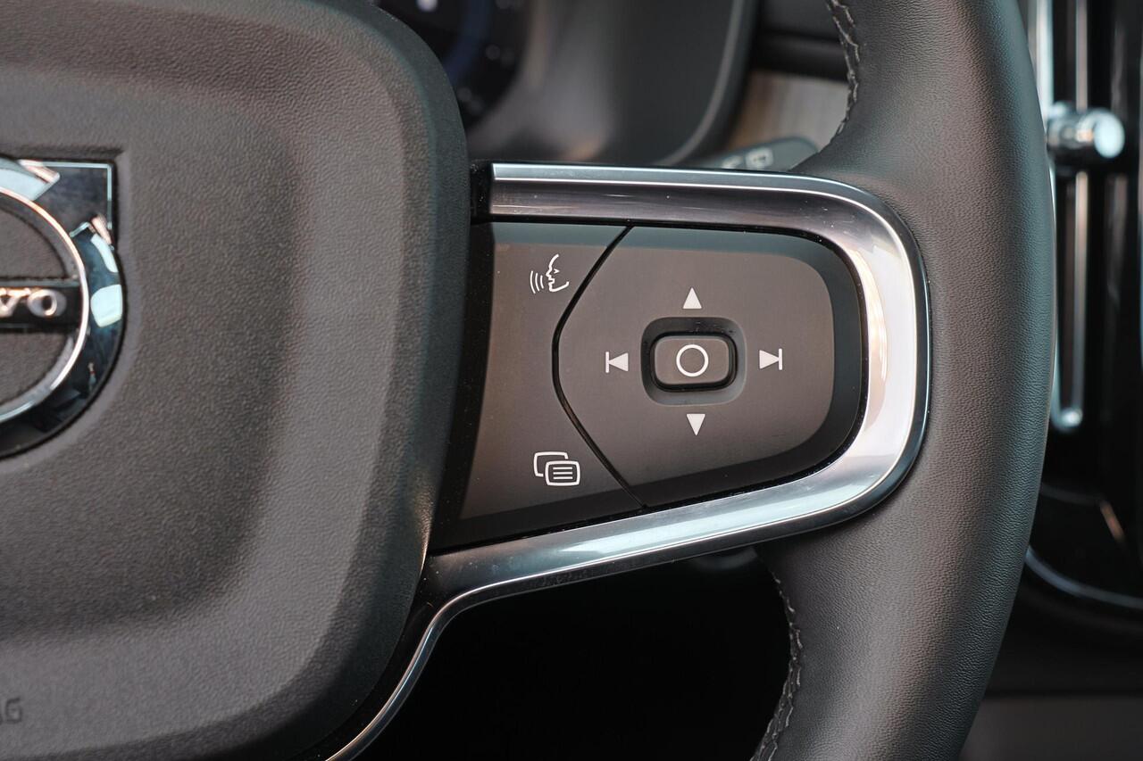 Volvo XC40 B3 Core - IntelliSafe Assist & Surround - 360º Camera - Verwarmde voorstoelen & stuur - Parkeersensoren voor & achter - Elektr. bedienb. voorstoelen met geheugen links - Draadloze tel. lader - Extra getint glas - 19' LMV