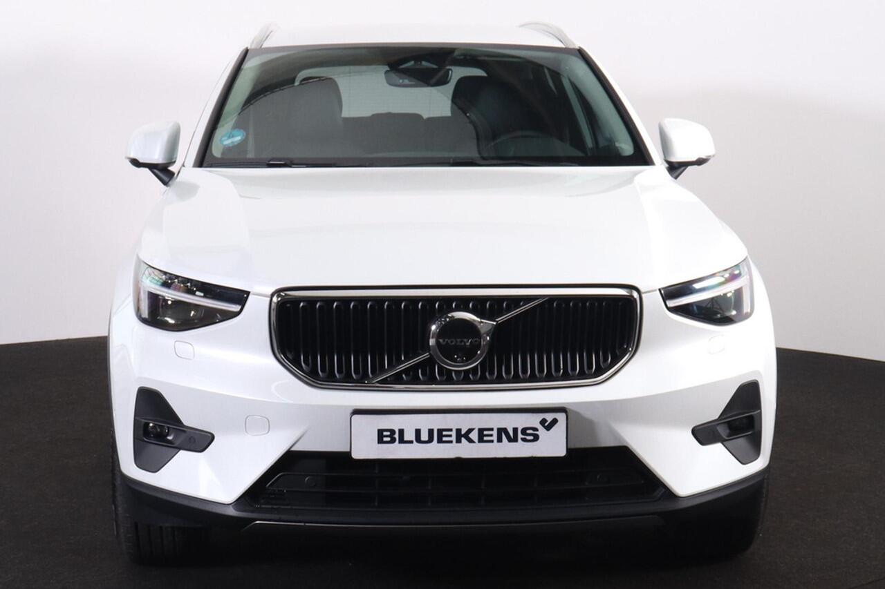 Volvo XC40 B3 Core - IntelliSafe Assist & Surround - 360º Camera - Verwarmde voorstoelen & stuur - Parkeersensoren voor & achter - Elektr. bedienb. voorstoelen met geheugen links - Draadloze tel. lader - Extra getint glas - 19' LMV