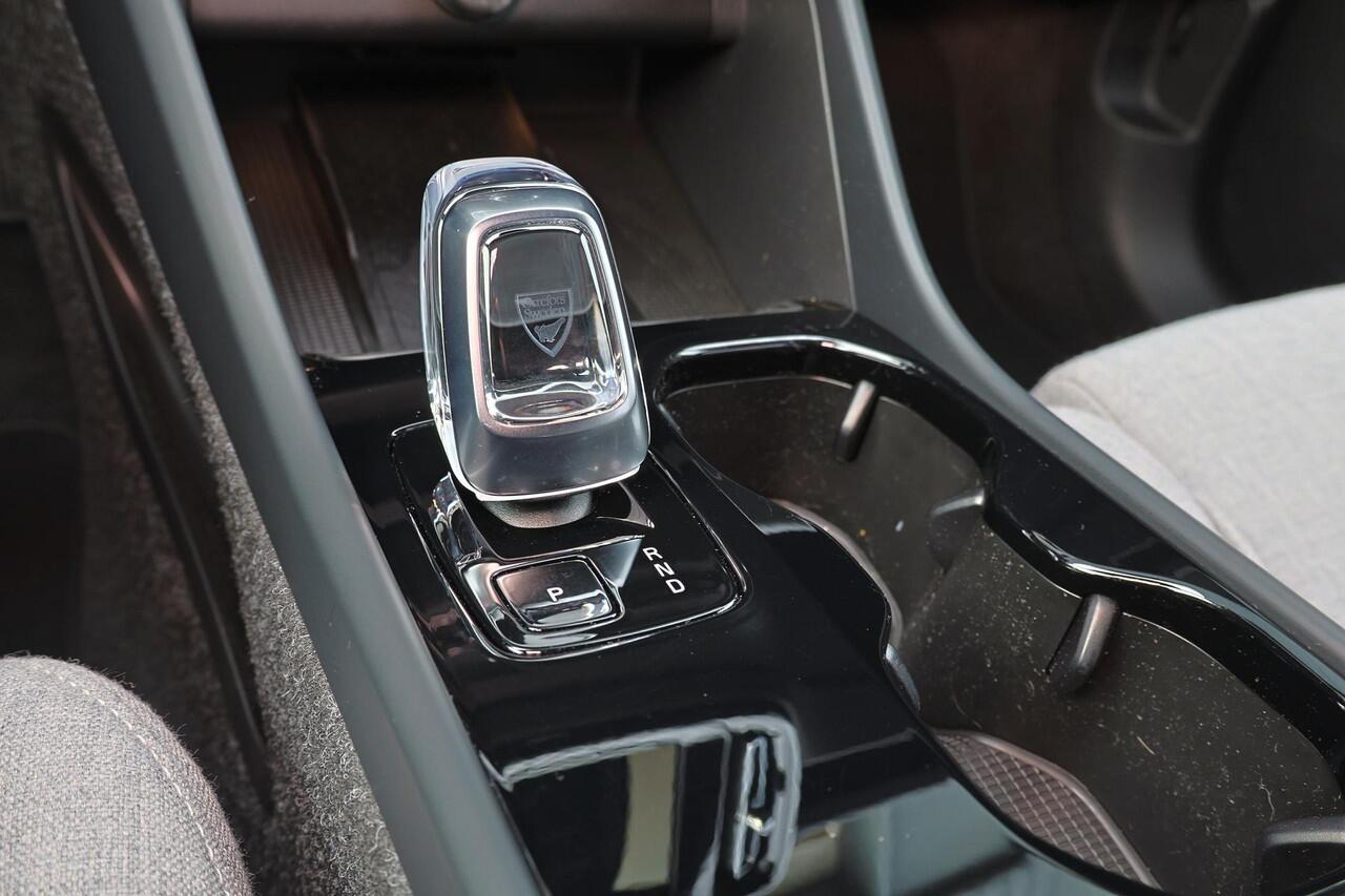 Volvo XC40 Extended Range Plus 82 kWh - IntelliSafe Assist & Surround - 360º Camera - Harman/Kardon audio - Verwarmde voorstoelen, stuur & achterbank - Parkeersensoren voor & achter - Elektr. bedienb. bestuurdersstoel met geheugen - Wollen bekleding - Draadloze tel.