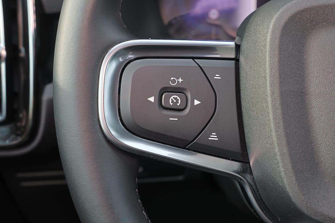 Volvo XC40 Extended Range Plus 82 kWh - IntelliSafe Assist & Surround - 360º Camera - Harman/Kardon audio - Verwarmde voorstoelen, stuur & achterbank - Parkeersensoren voor & achter - Elektr. bedienb. bestuurdersstoel met geheugen - Wollen bekleding - Draadloze tel.