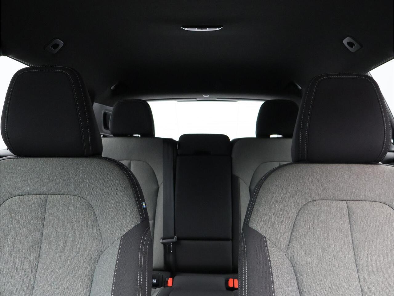 Volvo XC40 2.0 B4 Plus Dark / Trekhaak / Stoel+stuur+voorruitverwarming / Elektr. bed. stoelen / Harman Kardon