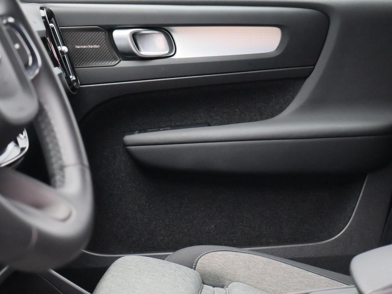 Volvo XC40 2.0 B4 Plus Dark / Trekhaak / Stoel+stuur+voorruitverwarming / Elektr. bed. stoelen / Harman Kardon