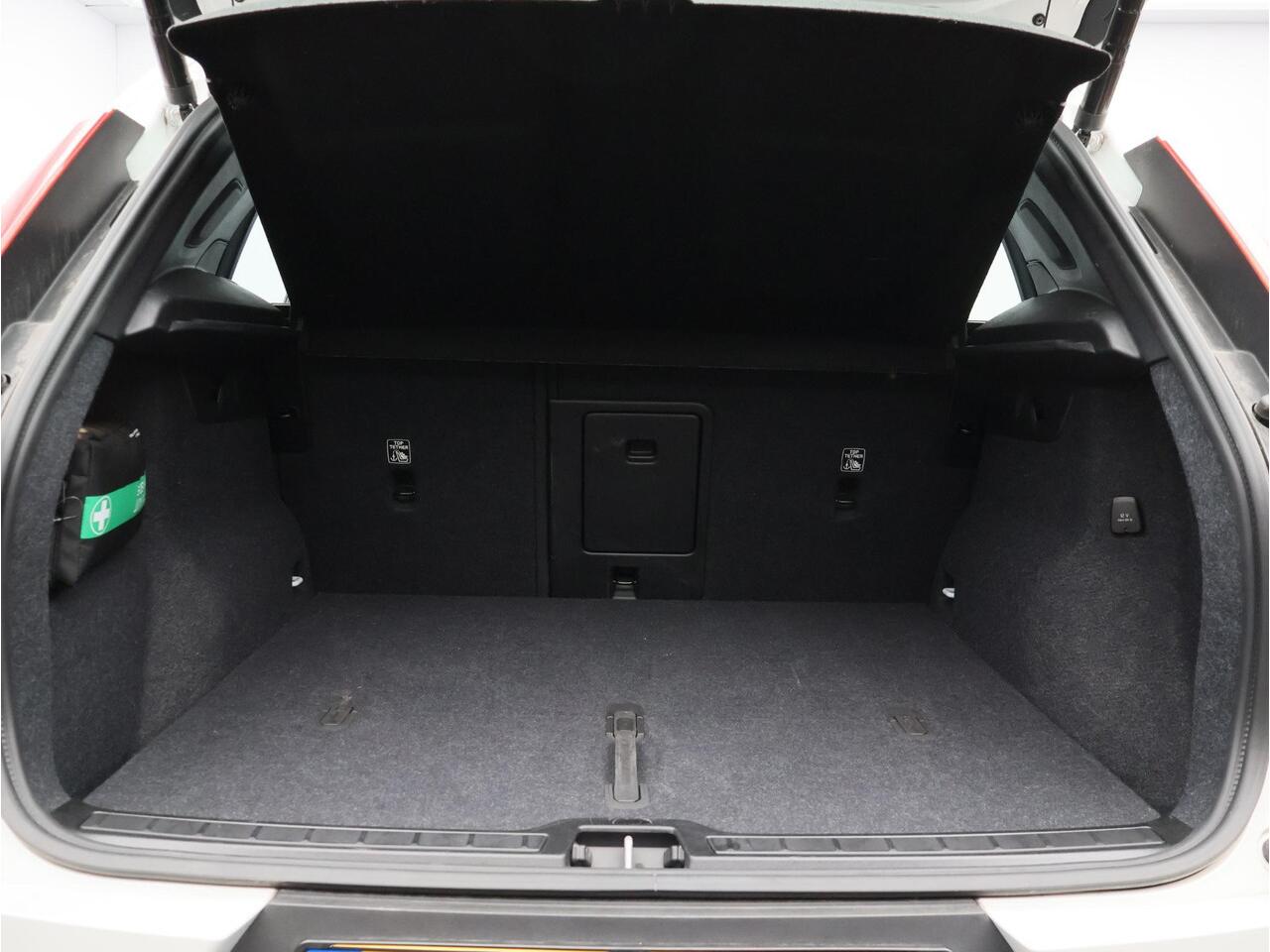 Volvo XC40 2.0 B4 Plus Dark / Trekhaak / Stoel+stuur+voorruitverwarming / Elektr. bed. stoelen / Harman Kardon