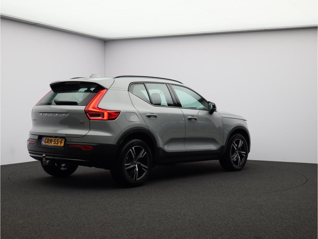 Volvo XC40 2.0 B4 Plus Dark / Trekhaak / Stoel+stuur+voorruitverwarming / Elektr. bed. stoelen / Harman Kardon
