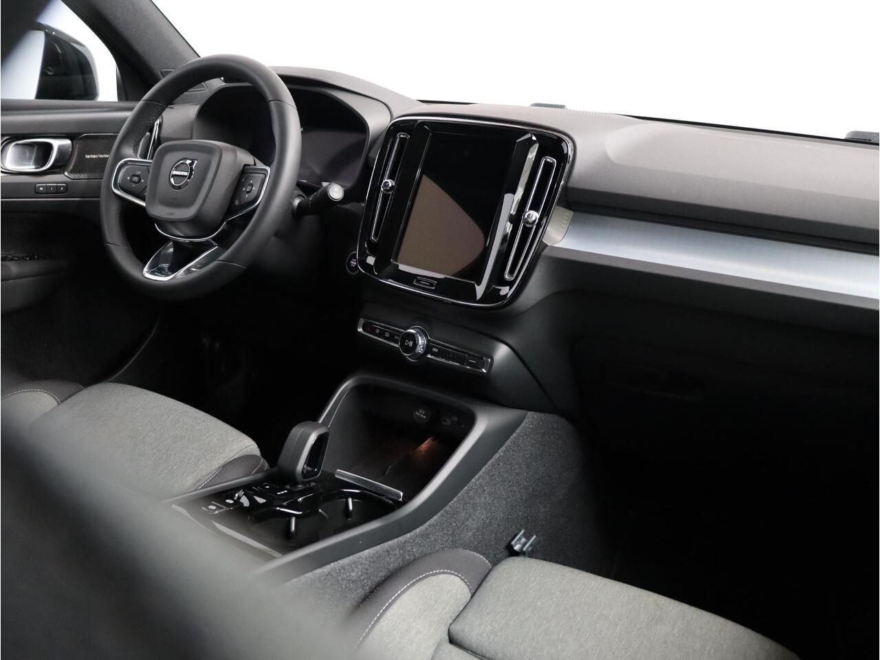 Volvo XC40 2.0 B4 Plus Dark / Trekhaak / Stoel+stuur+voorruitverwarming / Elektr. bed. stoelen / Harman Kardon